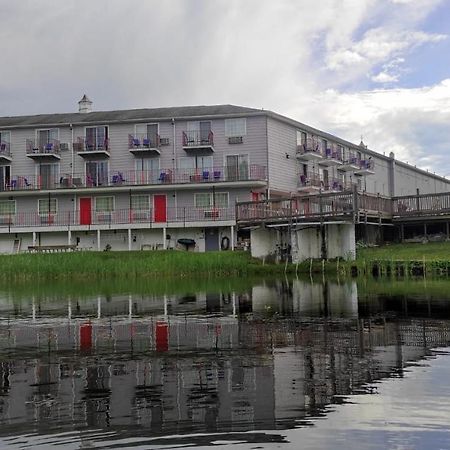 Super 8 By Wyndham Sturbridge Hotel Exterior photo