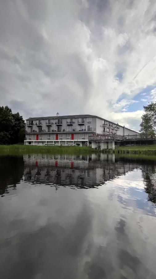 Super 8 By Wyndham Sturbridge Hotel Exterior photo
