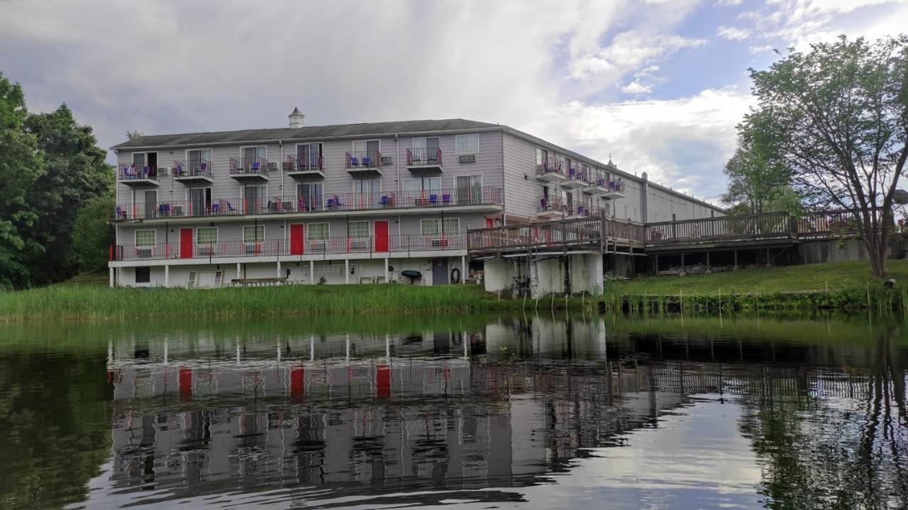 Super 8 By Wyndham Sturbridge Hotel Exterior photo