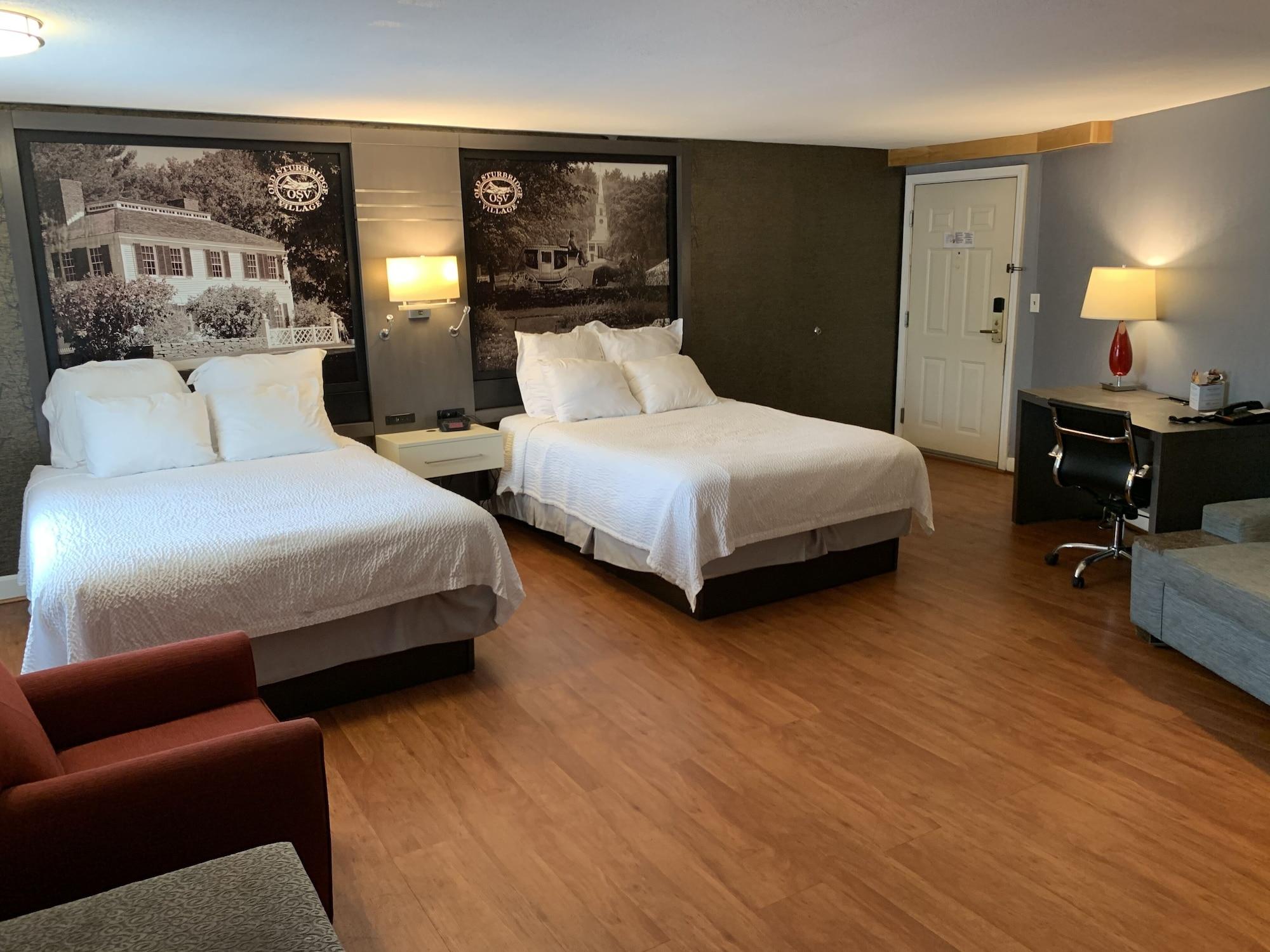 Super 8 By Wyndham Sturbridge Hotel Exterior photo