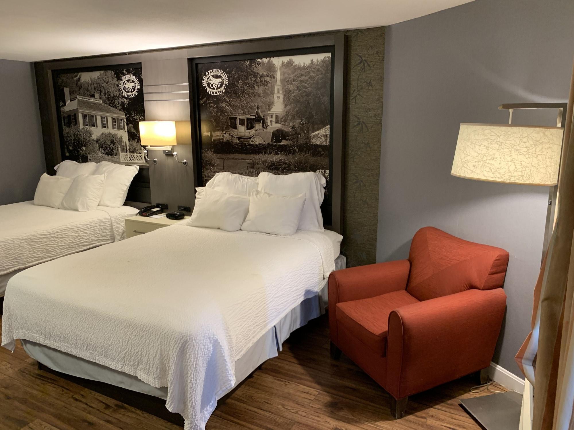 Super 8 By Wyndham Sturbridge Hotel Exterior photo