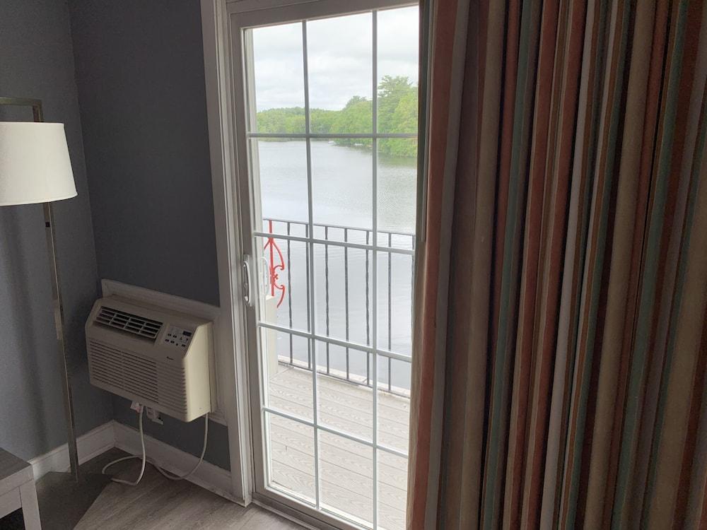 Super 8 By Wyndham Sturbridge Hotel Exterior photo