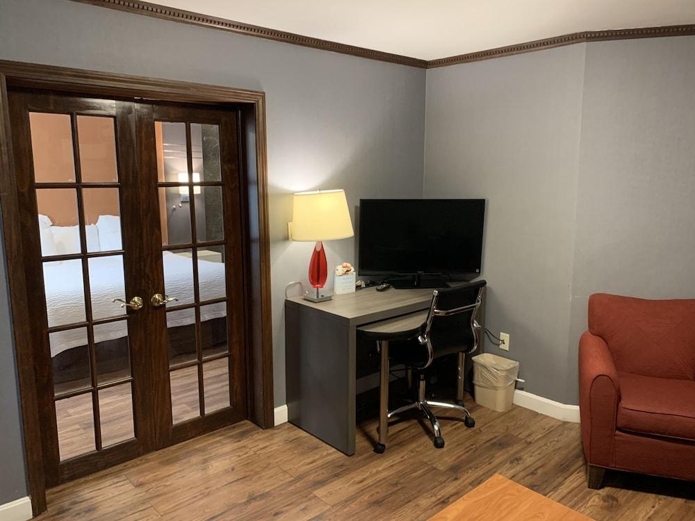 Super 8 By Wyndham Sturbridge Hotel Exterior photo