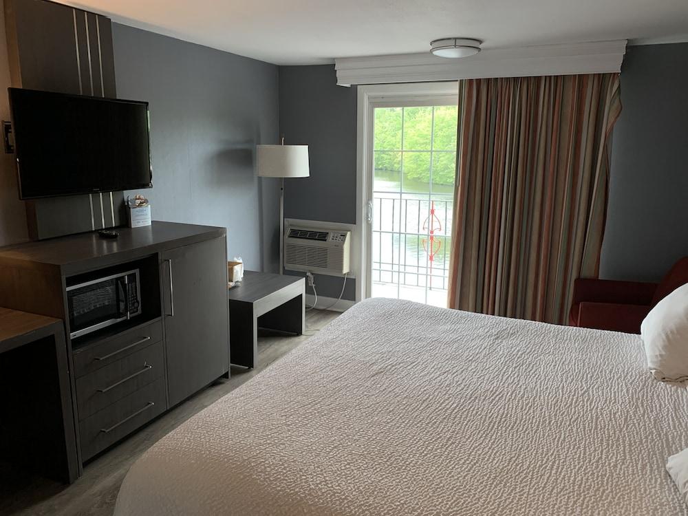 Super 8 By Wyndham Sturbridge Hotel Exterior photo