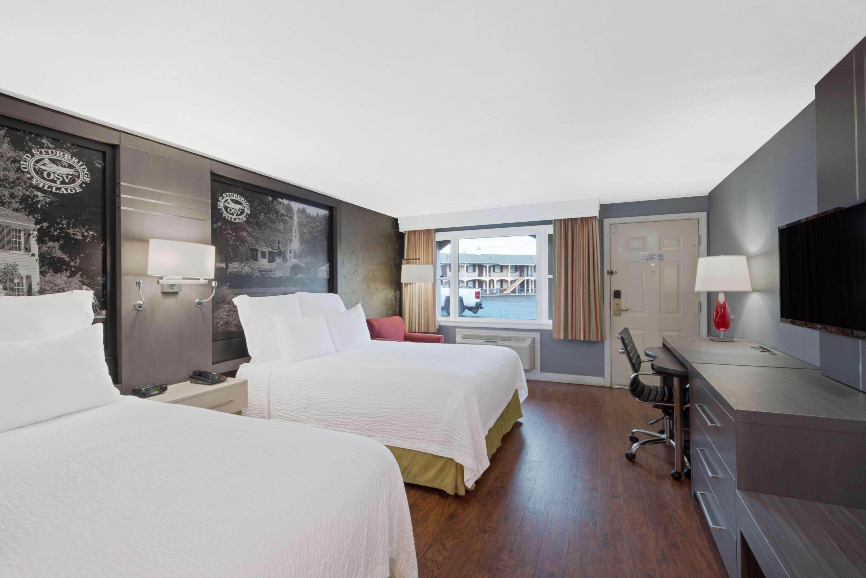 Super 8 By Wyndham Sturbridge Hotel Exterior photo