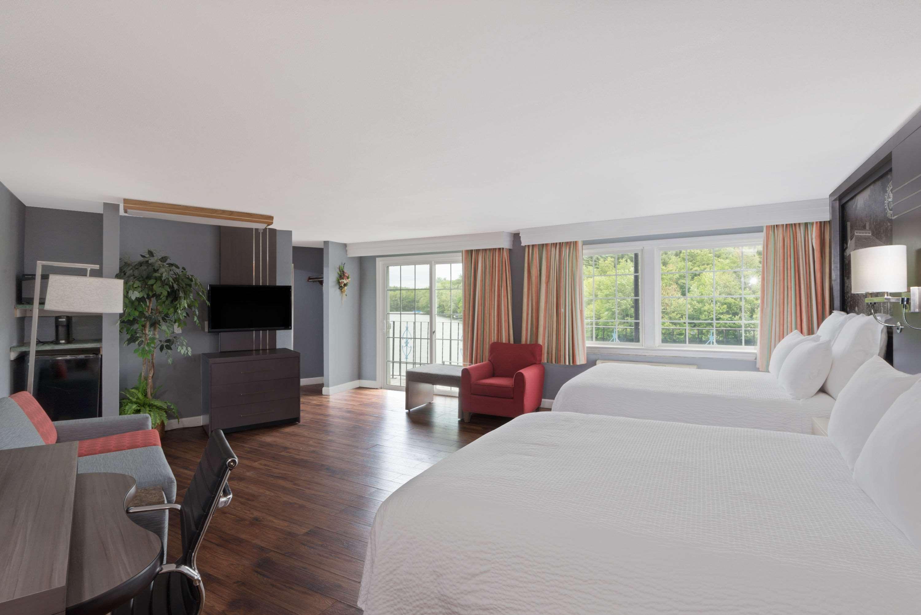 Super 8 By Wyndham Sturbridge Hotel Exterior photo