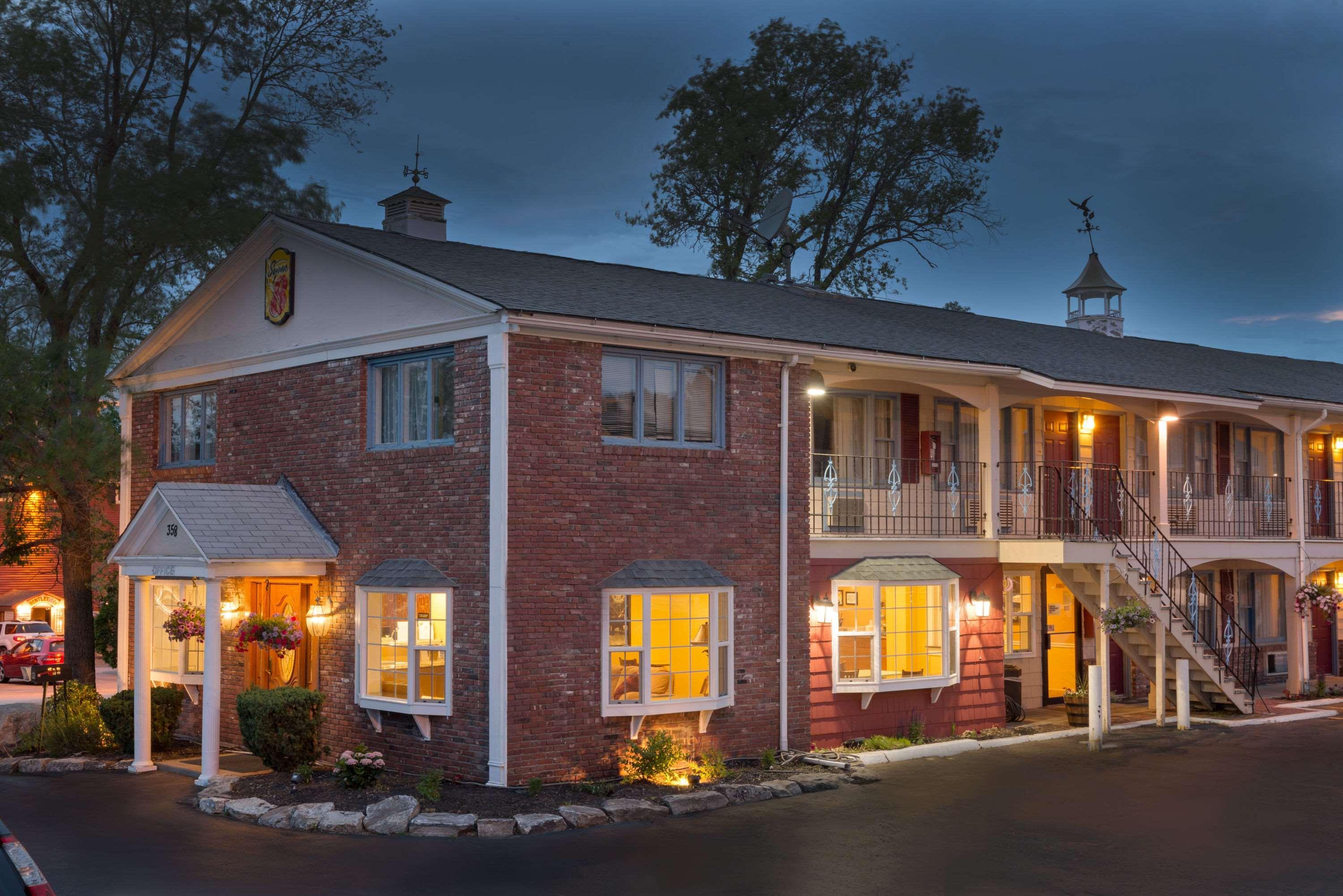 Super 8 By Wyndham Sturbridge Hotel Exterior photo