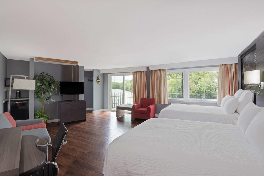 Super 8 By Wyndham Sturbridge Hotel Exterior photo